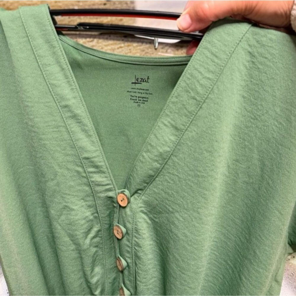 Lezat Sage Green Ruffle Romper V-Neck Wood Buttons Tie Waist Made USA XS - Picture 6 of 8